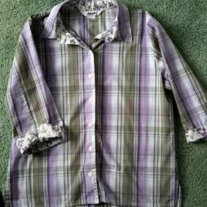 3/4 Sleeve cotton/Polyester "button down" shirt.